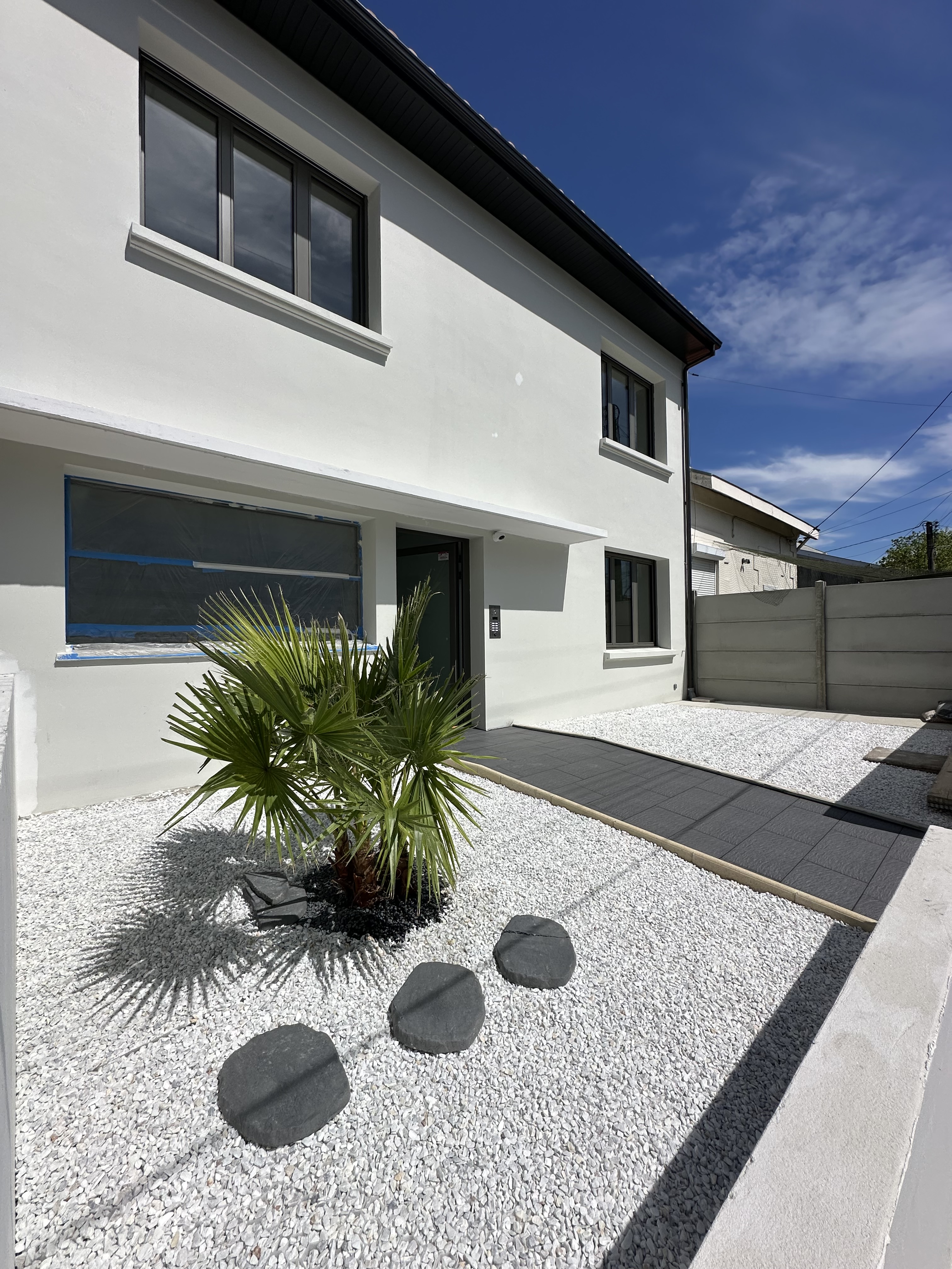 Maison rénovée avec jardin minéral et palmier